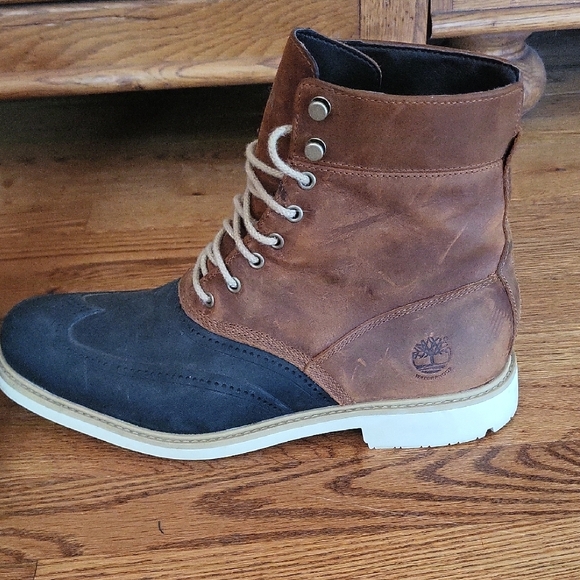 Timberland Brown and Black Leather Boots - Picture 3 of 6